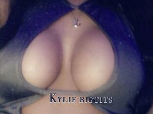 Kylie_bigtits
